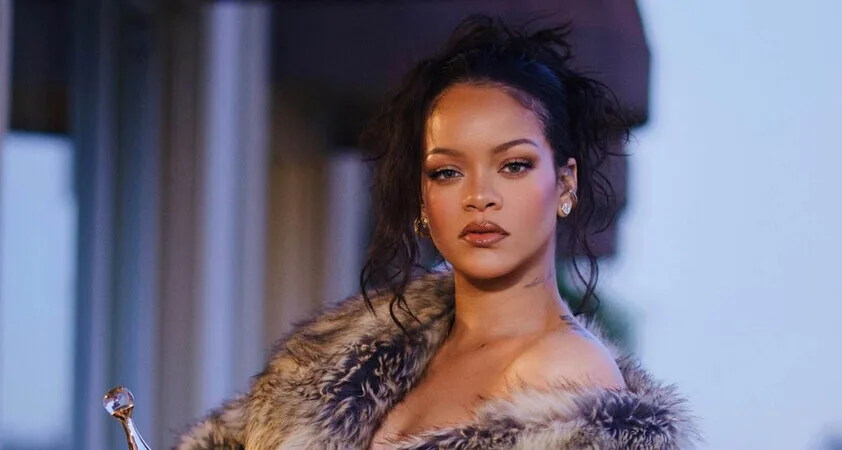 Je Rihanna četrtič noseča? Njena izjava zanetila plaz ugibanj - Modna.si