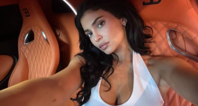 Majhen tatu, velika zgodba: zakaj “T” tetovaža Kylie Jenner spet buri splet - Modna.si