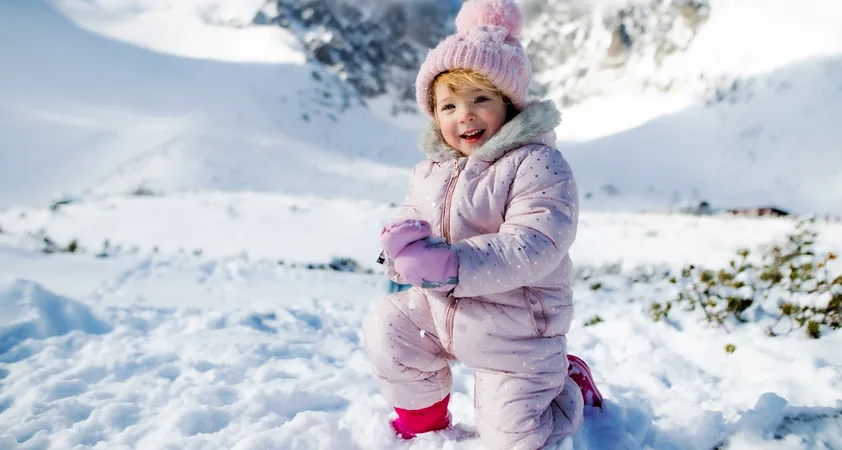 Zakaj otrok pozimi NIKOLI ne smete oblačiti večplastno - razlog vas bo presenetil! - Modna.si