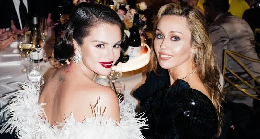 Zlati globusi: viralni posnetek Miley Cyrus in Selene Gomez sprožil govorice o nosečnosti - Modna.si