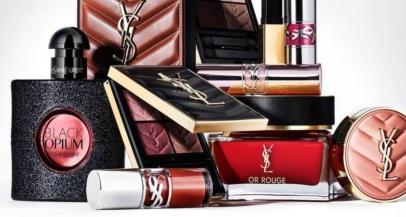 YSL trik, ki navdušuje splet: razkošni YSL znak kot prstan, broška ali dekoracija - Modna.si