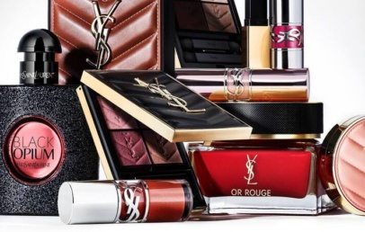 YSL trik, ki navdušuje splet: razkošni YSL znak kot prstan, broška ali dekoracija - Modna.si