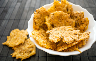 Skutin beljakovinski čips: viralni prigrizek, ki navdušuje fit svet (samo 2 sestavini!) - Modna.si