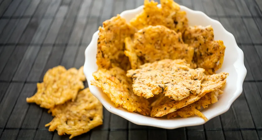 Skutin beljakovinski čips: viralni prigrizek, ki navdušuje fit svet (samo 2 sestavini!) - Modna.si