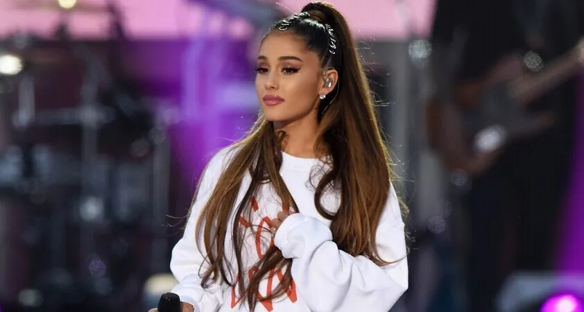 Ariana Grande razkrila ganljiv razlog, zakaj je leta nosila prevelike puloverje in škornje - Modna.si