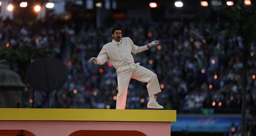 Bad Bunny pričaral latinski spektakel z Rickyjem Martinom in Lady Gaga na Super Bowlu 2026