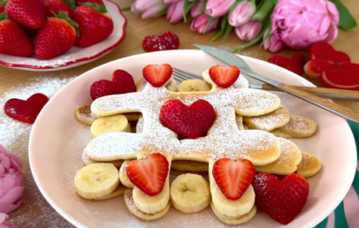 Valentinov zajtrk: Palačinkasti križci in krožci - Modna.si