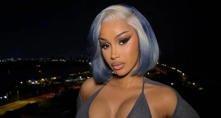 ŠOK v Las Vegasu: Cardi B med koncertom izgubila ravnotežje in padla s stola - Modna.si