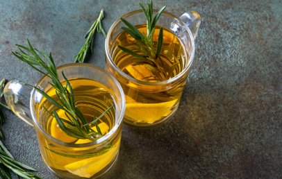 Rožmarin za hujšanje? Ta aromatična začimba lahko pospeši topljenje maščob - Modna.si