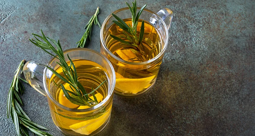 Rožmarin za hujšanje? Ta aromatična začimba lahko pospeši topljenje maščob - Modna.si