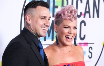 Pink ostro zanikala govorice o ločitvi po 20-ih letih zakona - Modna.si