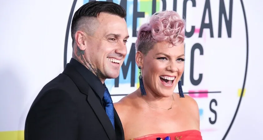 Pink ostro zanikala govorice o ločitvi po 20-ih letih zakona - Modna.si