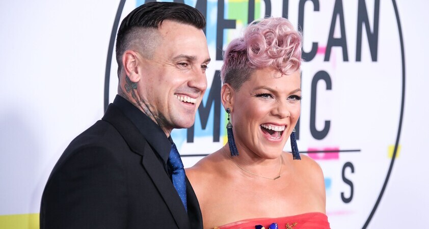 Pink ostro zanikala govorice o ločitvi po 20-ih letih zakona