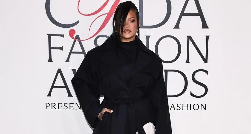 ŠOK! Ženska streljala v Rihannin dom, ko je bila zvezdnica doma - Modna.si