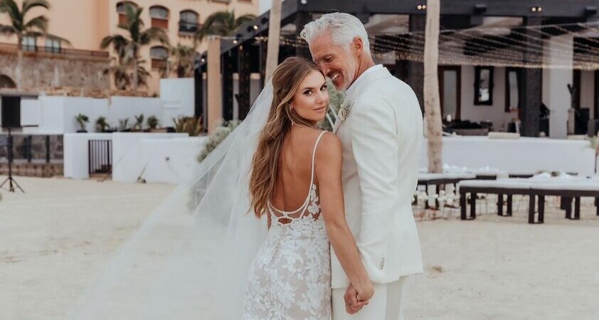 Influencerski par, med katerima je 19 let razlike, dobil prvega otroka