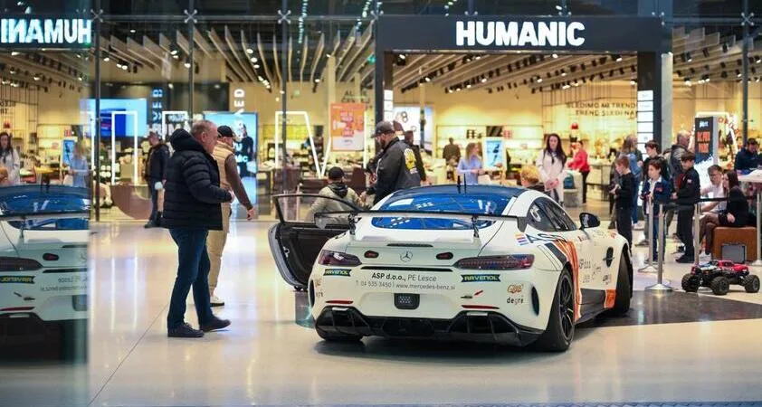 Prava paša za oči je bil razstavljen dirkalnik Mercedes-AMG GT3 - Modna.si