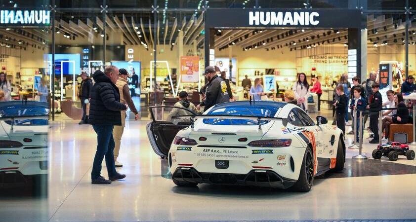 Pravi GT dirkalnik prvič na ogled v nakupovalnem središču