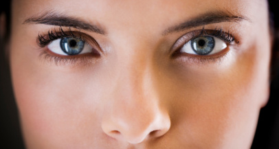Zakaj začne oko trzati (in kako si lahko pomagamo)? - Modna.si