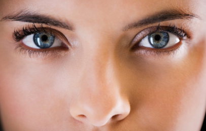 Zakaj začne oko trzati (in kako si lahko pomagamo)? - Modna.si