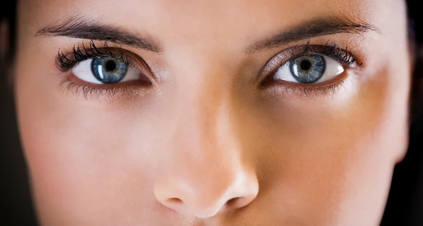 Zakaj začne oko trzati (in kako si lahko pomagamo)? - Modna.si