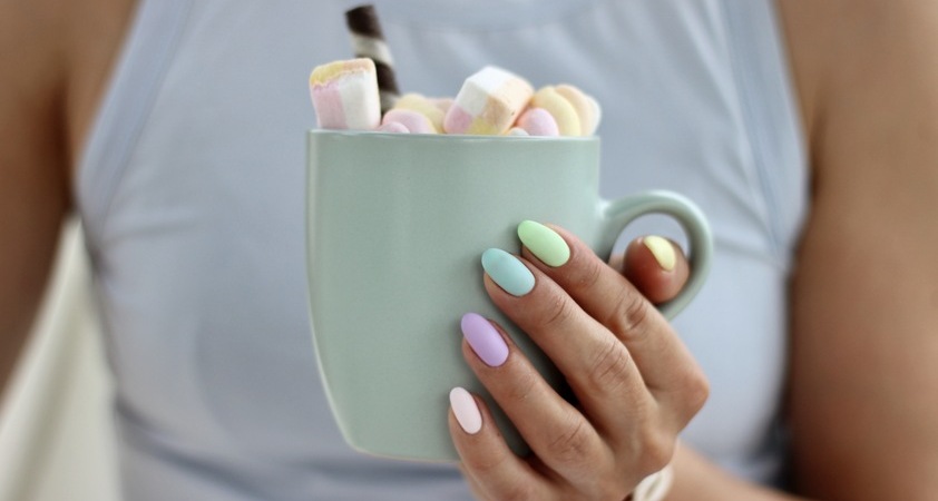 Najlepše velikonočne manikure: enostavne ideje za trendi pomladne nohte