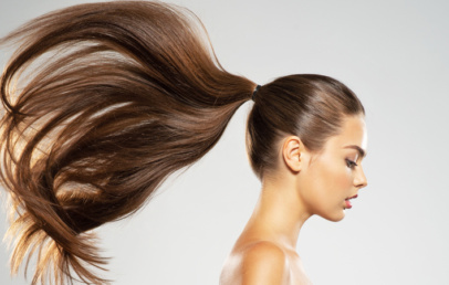 Trik za bolj poln čop, ki je obnorel splet: potrebujete le eno elastiko! - Modna.si