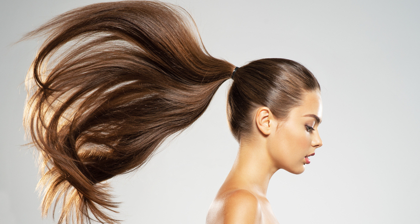 Trik za bolj poln čop, ki je obnorel splet: potrebujete le eno elastiko!