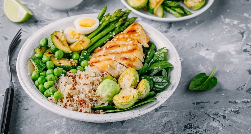 Ste bolj žejni, ko jeste več beljakovin? Kaj se v resnici dogaja v telesu - Modna.si