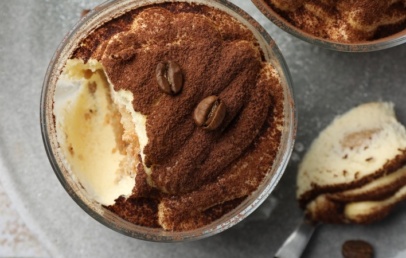 Vplivnica po izgubi 113 kilogramov razkrila recept za nizkokalorični in beljakovinski tiramisu - Modna.si