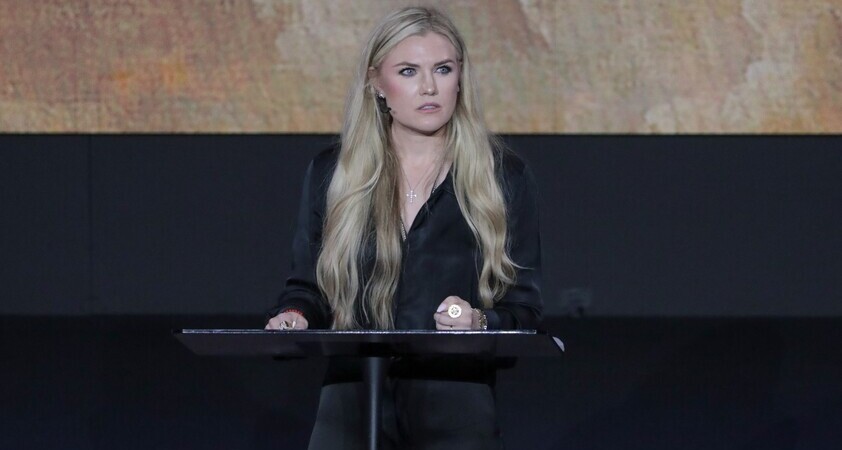 Erika Kirk javno napadla komika Druskija zaradi sporne imitacije