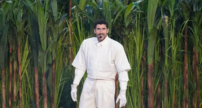 Bad Bunny na Met Gali 2026 šokiral z drastično preobrazbo - Modna.si