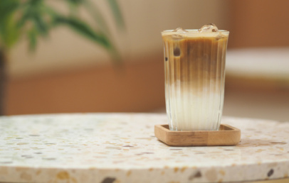 Banana bread latte: Recept za kavni napitek, ki je obnorel splet - Modna.si