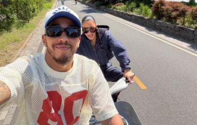 Kim Kardashian skoraj padla med selfijem z Lewisom Hamiltonom - Modna.si