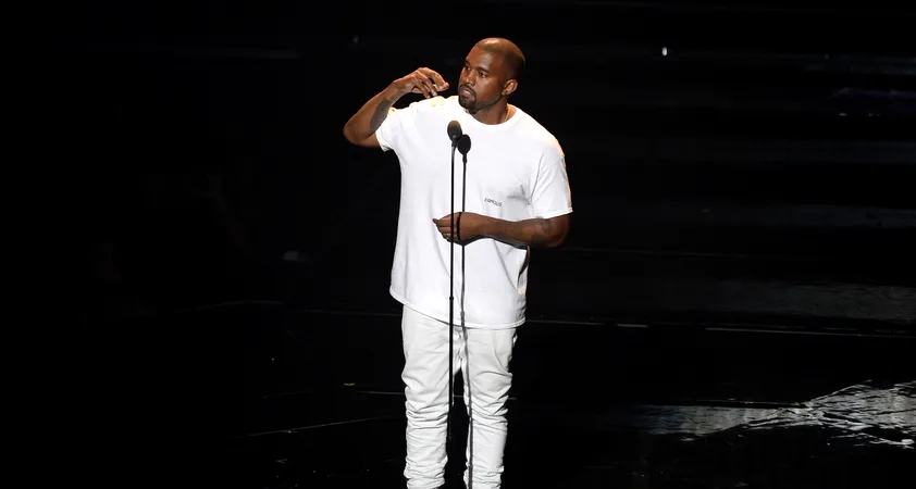 Kanye West stresel Istanbul: pred 118.000 oboževalci podrl zgodovinski rekord - Modna.si