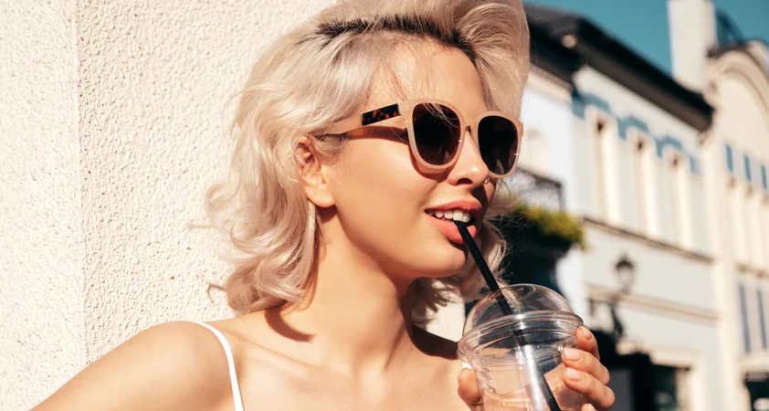 Vaša koža razkriva, kaj pijete: 3 najboljši in 3 najslabši napitki za mladosten videz - Modna.si