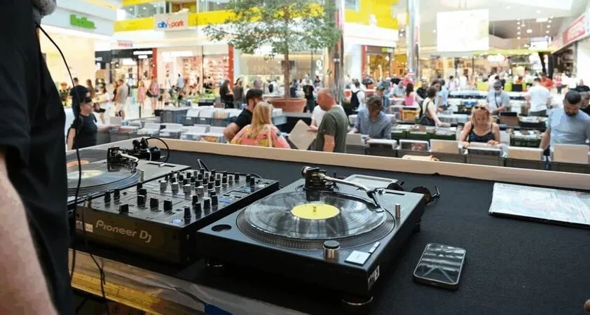 V Cityparku ta vikend poletna glasbena poslastica s sejmom gramofonskih plošč - Modna.si