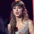 Taylor Swift nastopila na premieri filma Toy Story 5 in film označila za mojstrovino