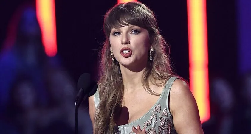 Taylor Swift nastopila na premieri filma Toy Story 5 in film označila za mojstrovino - Modna.si