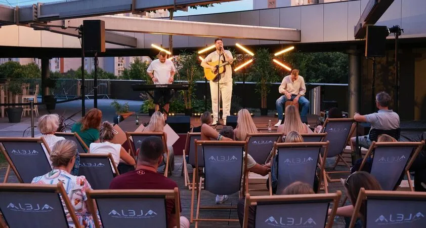 6. sezona torkovih after-work koncertov na ALEJI SKY se vrača avgusta - Modna.si