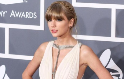 Oblikovalec poročne obleke Taylor Swift razkril, kako je bilo sodelovati z njo - Modna.si