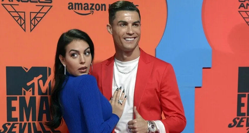 Na skrivaj poročena! Cristiano Ronaldo in Georgina pokazala poročna prstana - Modna.si