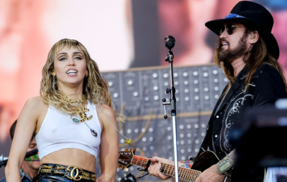 Miley je izbrisala priimek Cyrus - zdaj se je oglasil njen oče Billy Ray - Modna.si