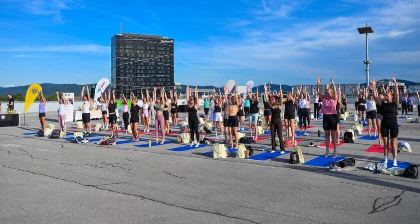 After-work pilates na streho Cityparka ponovno privabil več kot 100 udeležencev