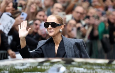 Ganljiv prizor za Céline Dion: kaj se skriva v ozadju pozdravljanja oboževalcev - Modna.si