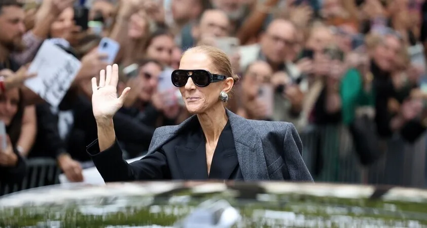 Ganljiv prizor za Céline Dion: kaj se skriva v ozadju pozdravljanja oboževalcev - Modna.si