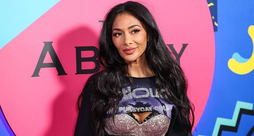 Nicole Scherzinger tik pred koncertom polila vrelo vodo po nogi - Modna.si